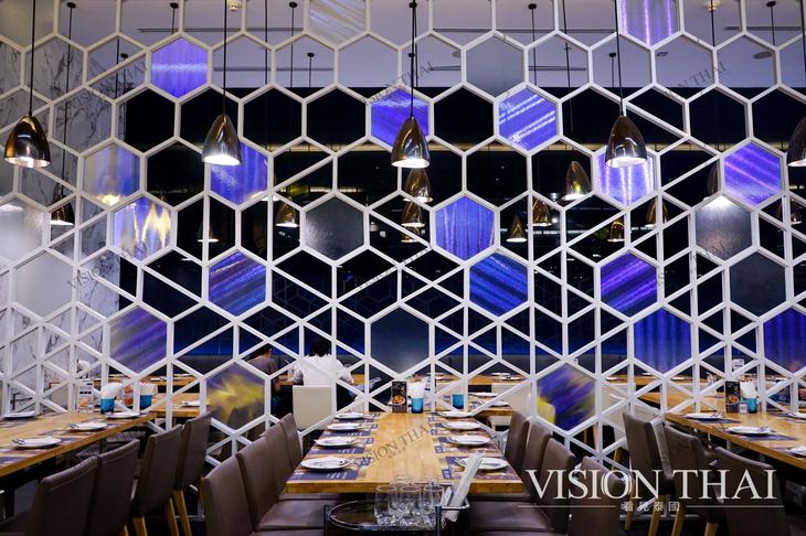 藍嘉隆海鮮酒家分店之一，位在暹羅百麗宮，用餐環境舒適。