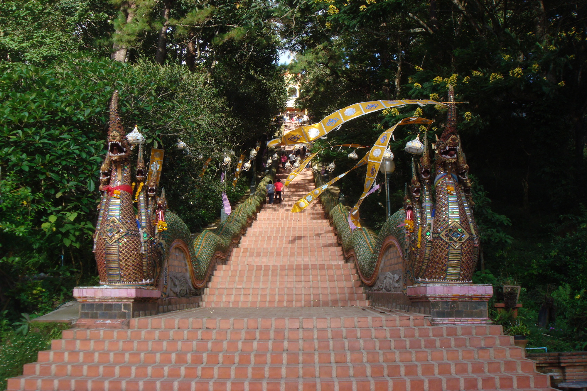在楼梯的尽头，泰国清迈素贴寺寺 编辑类库存照片. 图片 包括有 镜子, 货物, 步行者, 泰国, 人们 - 172889673
