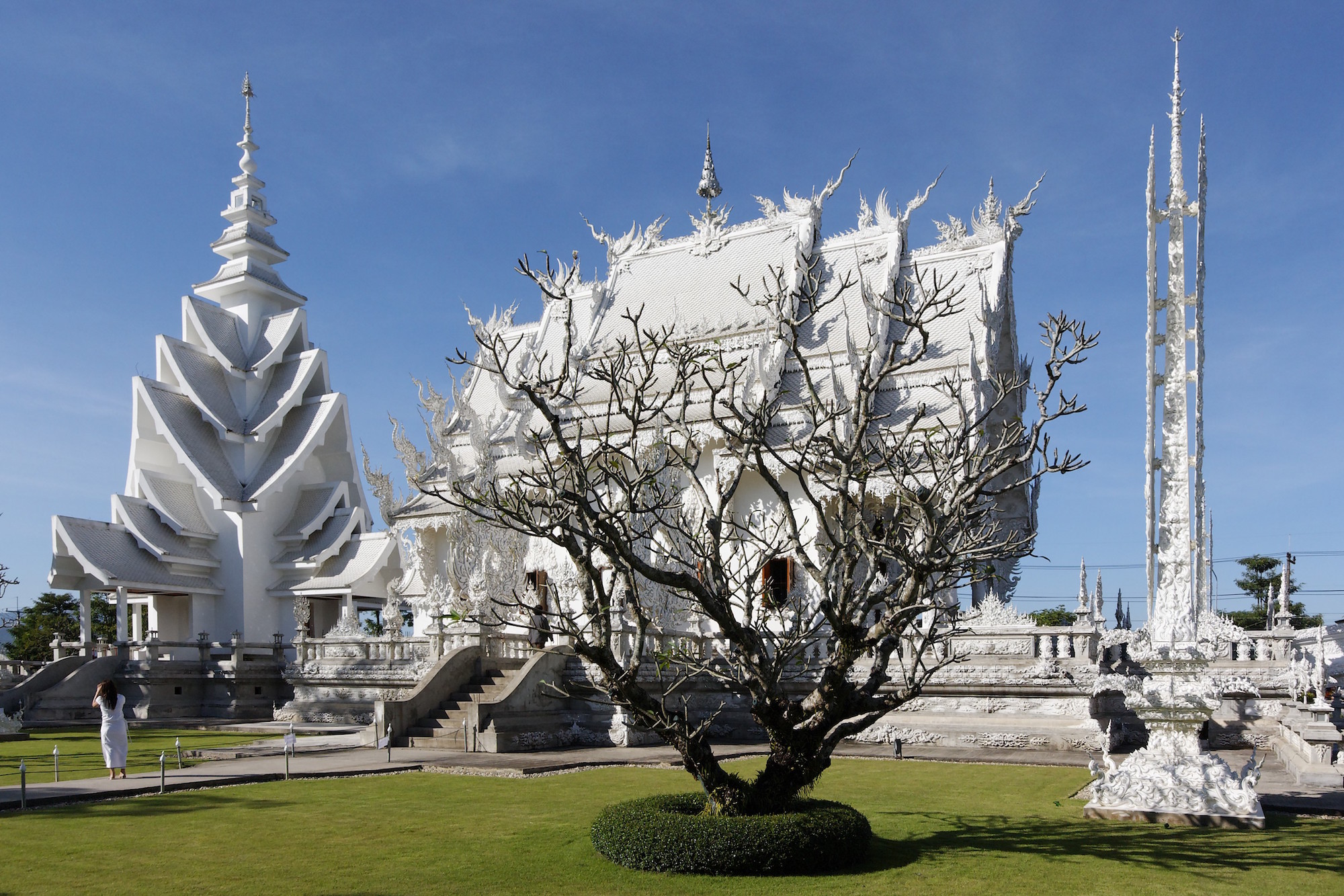 泰国“世界上最纯洁的一方净土”独树一帜的白庙超乎想象，唯一的金殿竟是……