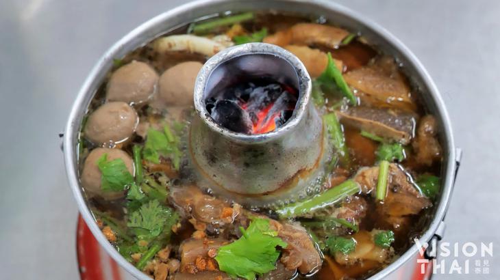 曼谷王春盛牛肉锅汤头浓郁、料多实在（VISION THAI看见泰国）