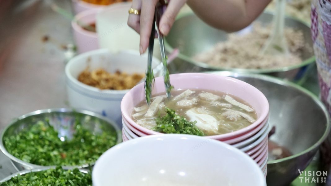 【泰国美食】泰国小吃推荐：潮州粿汁猪杂汤、越式粿汁差在哪？(附视频,资讯)