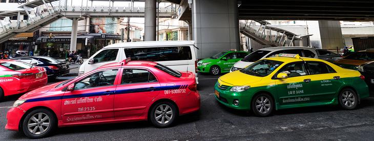 曼谷有不同顏色的計程車，以代表不同的計程車公司，遊客皆可搭乘使用。（來源：泰旅局）