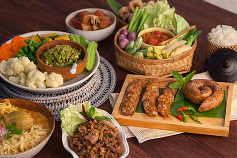 泰北居民喜欢各种糯米饭，传统上他们会将糯米饭用手揉成小圆形，再搭配各种酱汁的菜吃。（来源：泰旅局）