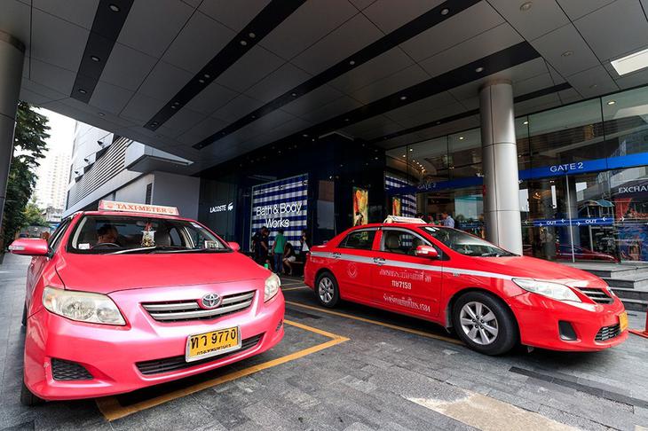 泰国旅游局建议旅客们在位于抵达航厦大厅外面的其中一处计程车招呼站，不要使用任何其他接送服务，因为这可能会造成一些麻烦。（来源：泰旅局）