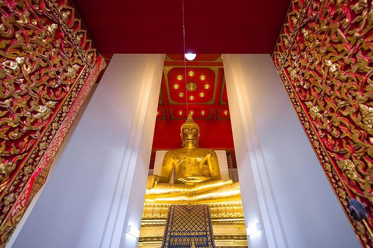 大城帕蒙空博碧寺供奉著泰國最大青銅坐佛之一（圖片來源：วิหารพระมงคลบพิตร官網）