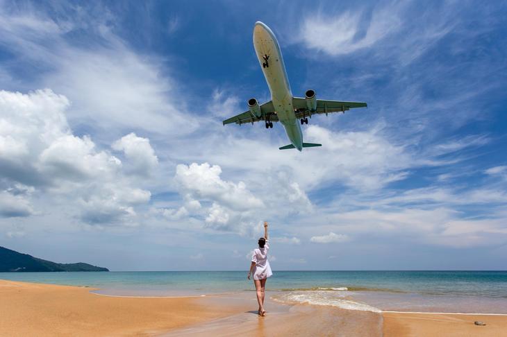 邁考海灘臨近普吉國際機場，可捕捉飛機近空劃過的難得畫面（圖片來源：Mai Khao Beach）