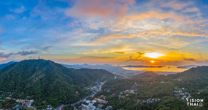 普吉大佛(The Big Buddha Phuket)位于纳克尔德山顶可欣赏普吉岛360度风景（图片来源：VISION THAI看见泰国）