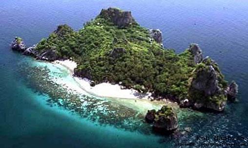 椰子島(Coconut Island ; เกาะมะพร้าว)是離普吉島最近的小島（圖片來源：普吉府官網）