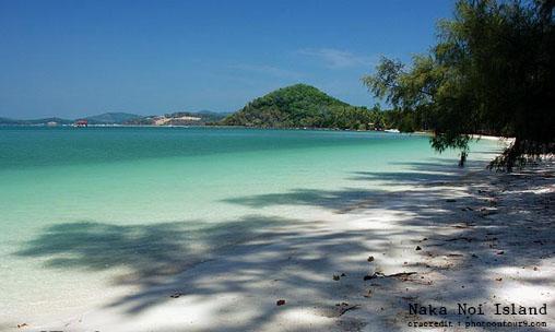 纳卡岛(Koh Naka ;เกาะ นาคา)分为大岛和小岛，游客多到此一日游（图片来源：普吉府官网）